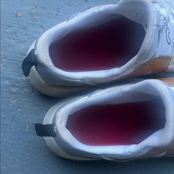 Very worn sneakers - Picture 2 of 4